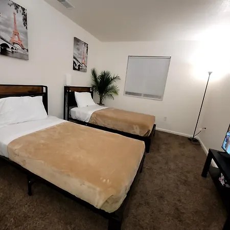 4 Bedrooms & 2.5 Bathrooms In La